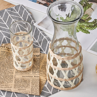Vente en gros de tasses à lait en verre tressé en rotin vintage faites à la main, avec porte-gobelet en rotin