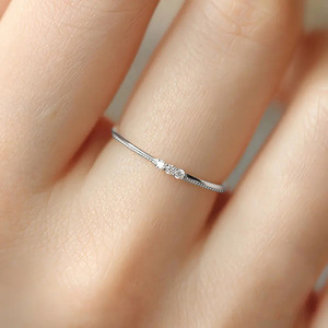 Anello da Donna T0543 in Oro Massiccio 18K con Diamante Taglio Brillante Rotondo Colore G Naturale, Anello di Fidanzamento Minimalista - Product Image 4