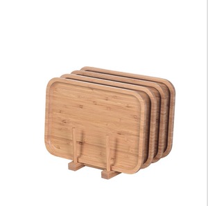 Bandeja de madera elegante y de alta demanda, hecha a mano con madera natural para servir comida y decorar la mesa del hogar, disponible para la venta. - Product Image 4