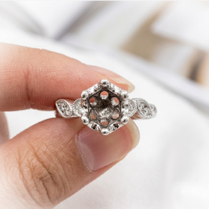 Anillo de oro blanco de 18K vintage con engaste semimontado, corona de seis puntas, base con acento geométrico de milgrain, engaste nupcial al por mayor para mujer - Product Image 3