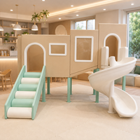 Équipement de jeu intérieur commercial avec toboggan en spirale et filet d'escalade, aire de jeux personnalisée pour enfants, idéale pour les garderies et les cafés ludiques