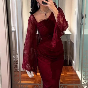 ชุดราตรีลูกไม้สีม่วงแดงแบบสั่งตัดปี 2025 ดีไซน์หรูหราทรงเมอร์เมด แขนยาว ประดับลูกปัดคริสตัล ชุดออกงาน ชุดราตรีงานพรอม - Product Image 3