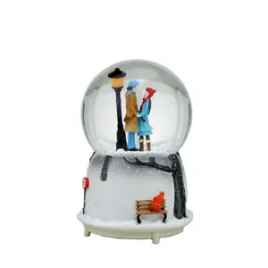 Hot-selling Winter Serieis san valentino Lovers Resin Glass Snowglobe per la decorazione domestica regalo dell'amante