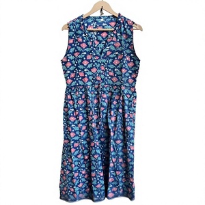 Vestido maxi de algodón sin mangas con estampado floral azul, cuello en V, cintura fruncida, corte relajado, estilo casual para el verano, uso diario, estilo femenino. - Product Image 1