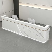 Bureau d'accueil moderne sur mesure effet marbre avec accents métalliques et éclairage LED pour bureau d'entreprise ou hôtel