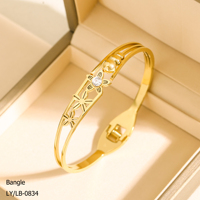 Bracelet jonc tendance vintage exquis pour femme, en acier inoxydable plaqué or 18 carats, anti-ternissement, avec perles et fleurs, idéal pour cadeau de fête