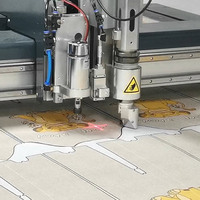 Automatische CNC-motorkern hoogprecisie vloerkleedmaakmachine met vibrerende oscillerende snijfunctie voor rubberen pakkingmatten