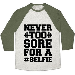 Camiseta de béisbol unisex de mezcla triple Never Too Sore for a Selfie - Product Image 1