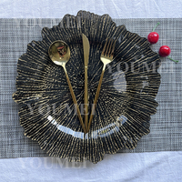 Assiettes de présentation rondes en plastique de 13 pouces avec bord festonné, motif corail marin noir et floral, pour dîner et réception de mariage