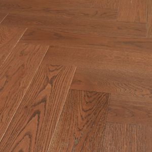 Parquet contrecollé multicouche en chêne blanc à chevrons, grade AB, couleur Old Castle, surface brossée, garantie 25 ans, référence MKNO.5389 - Product Image 1