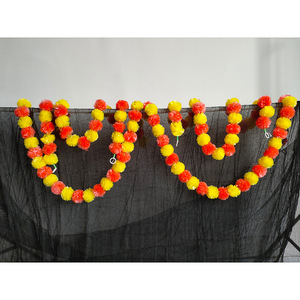Guirlandes de marigolds pour décorations de mariage indien, guirlande de pompons jaunes et rouges en plastique pour mariages, Halloween, Pâques - Product Image 2