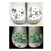 Breloques Lumineuses Personnalisables en Gros pour Chaussures, Lettres Fluorescentes en PVC, Pins 2D pour Sabots, Accessoires de Décoration Fluorescents en Vrac