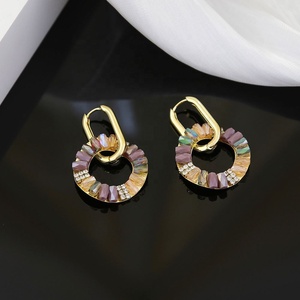 Boucles d'oreilles clous de mode haut de gamme de style européen et américain, polyvalentes, rétro, cercles colorés, accessoires d'oreille avec une touche de luxe léger, vente en gros - Product Image 2