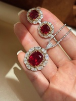 18K Gold Labor-Gezüchteter Rubin Diamant-Schmuckset Kissenförmiger Roter Edelstein Anhänger Ohrringe Halskette als Geschenk