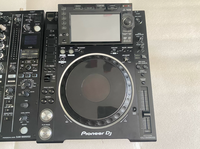 Ensemble d'équipement DJ professionnel pour club et bar, comprenant un lecteur multimédia Pioneer DJ CDJ-2000NXS2 et un mixeur professionnel DJM-900NXS2