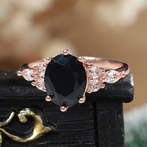 Elegante Anello con Pietra Nera Ovale Placcato in Oro Rosa con Zirconi Scintillanti Laterali per Donne Gioielli Raffinati - Product Image 4