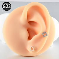 Piercing d'oreille/lèvre en alliage de titane F136 G23, motif exquis de fleur à quatre feuilles ajourée, incrusté de zircon, à filetage interne, barre plate