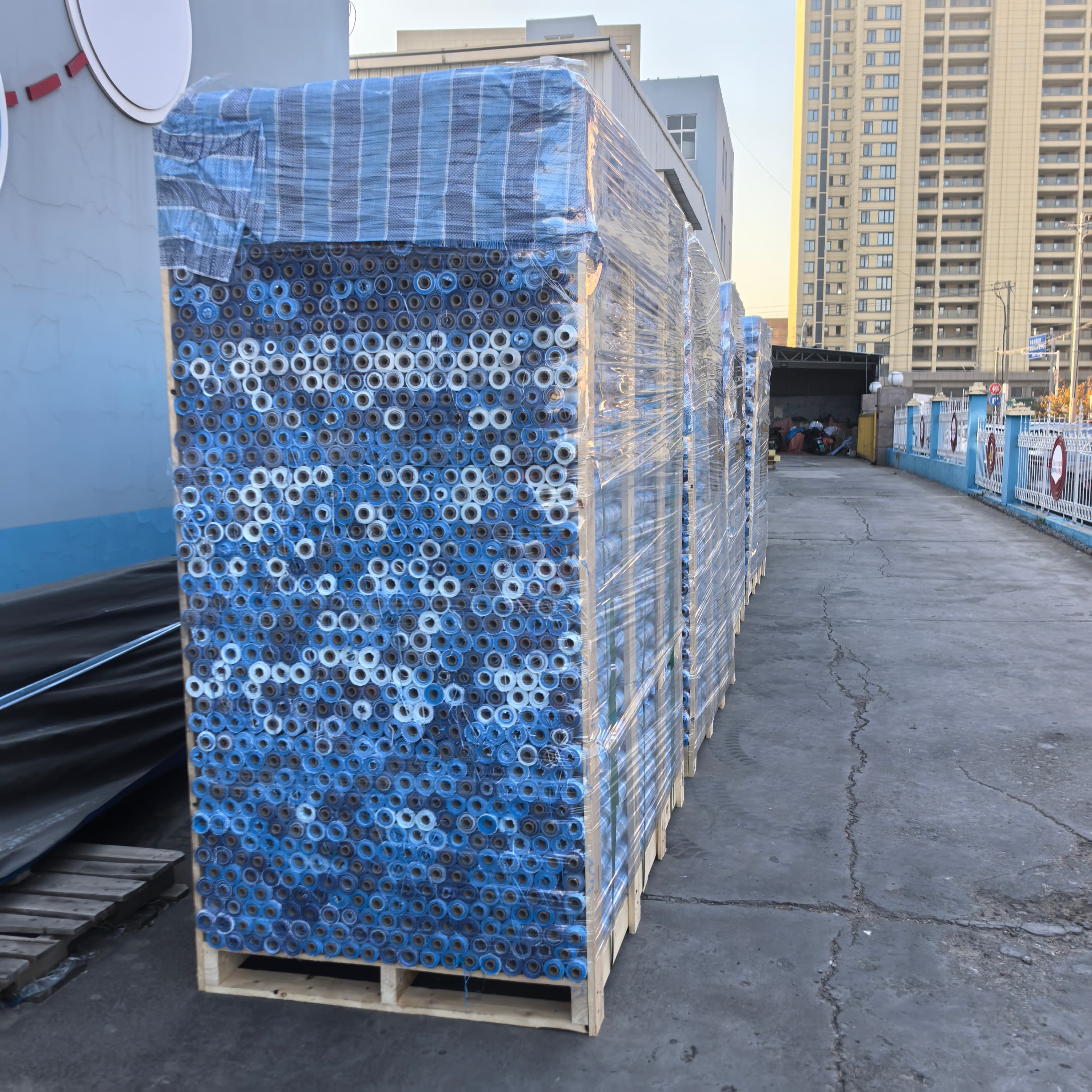 Wholesale JUTU PE Laminated Solids Tarpaulin Fabric Rolls Waterproof Fire-retardant Twill Knitted Anti-UV Medium Weight Industry