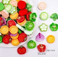 Realistiche fruit- en groenteharscharms: watermeloen, kiwi, drakenvrucht, granaatappel, aubergine, plakjes. Speelgoed voor poppenhuiskeuken.