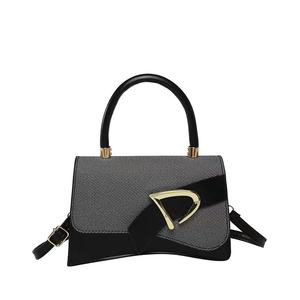 Sac de mode pour femmes: design torsadé unique et décoration de boucle en métal se combinent pour créer un accent à la mode - Product Image 6