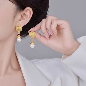 Boucles d'oreilles à clous en forme de perle en relief de style mi-ancien pour femmes, or classique, mode élégante, tempérament, avec zircon principal - Product Image 2