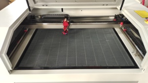 100 wát 9060 cortadora Laser CO2 với RUIDA rd6445s điều khiển S & một cw3000 Máy làm lạnh cơ giới tổ ong giường máy chân dài vượt qua cửa - Product Image 4