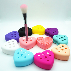 Práctico Limpiador de <span class=keywords><strong>Brochas</strong></span> de Maquillaje de Silicona en Forma de Corazón con Orificio de Secado, Alfombrilla Ecológica Flexible y Duradera para una Fácil Limpieza - Product Image 4