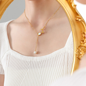 Collar de Perlas de Imitación con Diseño Minimalista de Flor de Rosa y Concha Blanca |   Acero Inoxidable Chapado en Oro de 18K - Product Image 4