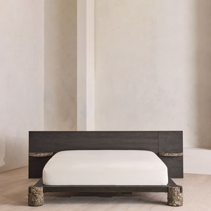 Base de Cama de Madera Maciza Quemada Estilo Wabi Sabi Personalizada, Cama Baja con Mesa Lateral de Piedra Integrada y Patas de Tronco de Piedra Natural - Product Image 2