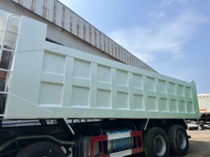 Camions à benne basculante Howo d'occasion en bon état, prix bas, 8x4/6x4, modèle 2016, 2000 heures, 50000 kg, testés et certifiés - Product Image 5