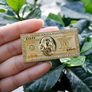 Pin Metálico de Cien Dólares para Sombreros y Ropa - Product Image 1