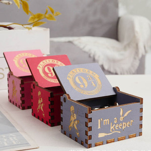 Nouvelle boîte à musique rétro en bois à manivelle avec un design minimaliste moderne, cadeau créatif pour les couples, anniversaire - Product Image 1