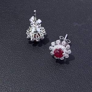 Boucles d'oreilles en or blanc 18 carats avec rubis naturel rond de 0,92 ct, monture en diamant en forme de pétale avec 56 micro-diamants pavés pour femme - Product Image 6