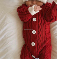 Exquise combinaison-pull rouge en tricot torsadé style cardigan de Noël 2026 pour nouveau-né