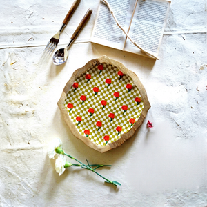 Plateau de service rustique en bois de canne à sucre avec motif à carreaux verts et fleurs rouges, écologique - Product Image 1