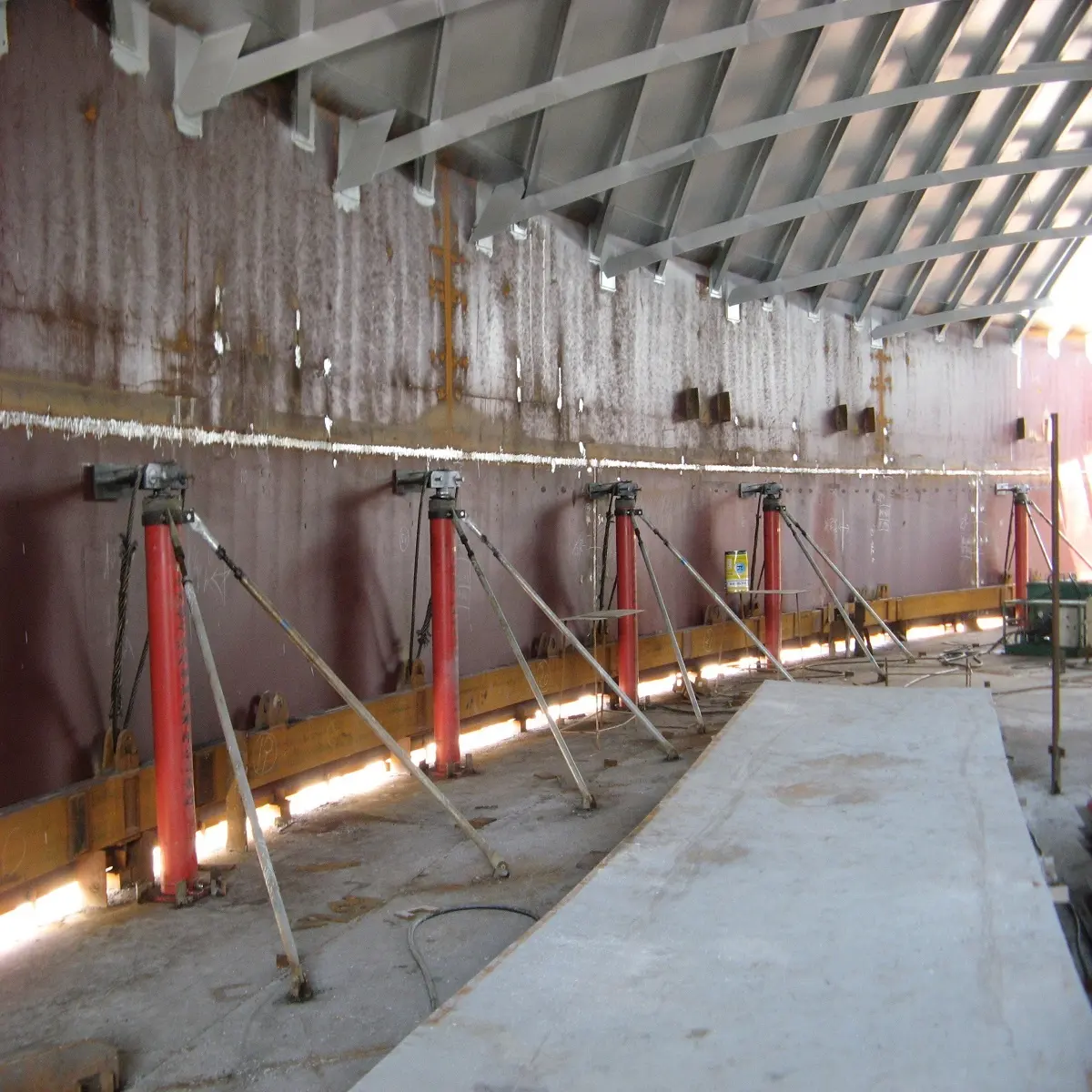 Sistema di sollevamento idraulico di ingegneria costruttiva per la costruzione di serbatoio di semi di acqua petrolifera