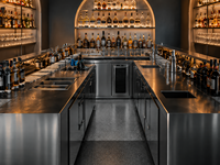 Comptoir de bar multifonctionnel en acier inoxydable sur mesure avec portes coulissantes, fonction de congélation/refroidissement, fournitures pour hôtels et restaurants