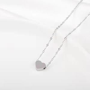 Bijoux minimalistes délicats vintage pour femmes, pendentif en forme de petit cœur d'amour gravé sur mesure en acier inoxydable plaqué or 18 carats - Product Image 6