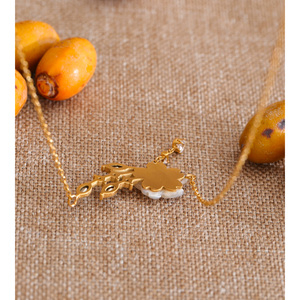 JINYOU 5279 Exquisito Collar con Colgante de Flor y Hoja de Circonita Cúbica, Cadena Fina de Acero Inoxidable Chapada en Oro para Mujer - Product Image 3
