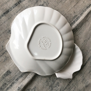 Il Piattiello per Salse in Melamina a Forma di Conchiglia Irregolare Bianca Personalizzabile Più Venduto, Utilizzato in Ristoranti e Ambienti Professionali - Product Image 2