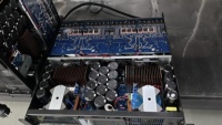 FP20000Q Amplificateur de puissance 4 canaux 4x2200W Classe D en métal 2U pour montage en rack, idéal pour bars, clubs et installations fixes