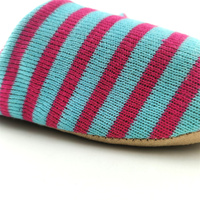 Chaussons d'hôtel jetables blancs personnalisés, dessus en tissu éponge de haute qualité, semelle extérieure en EVA de 5 mm, option de logo personnalisé pour hôtel/spa