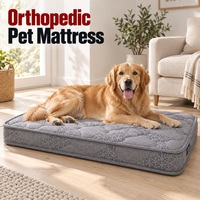 Matelas orthopédique pour chien avec noyau en fibre de coco naturelle et hauteur totale de 8 cm avec un couvre-matelas matelassé gris ondulé