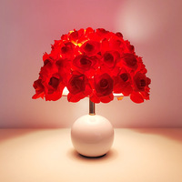 Lampe de table LED en forme de rose rouge, lampe à pétales, lumière chaude, pour chambre à coucher, chevet, salon, cadeau décoratif romantique, base sphérique blanche