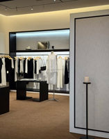 Ensemble de présentoirs pliables et réglables en hauteur, écologiques et personnalisés, en métal noir, pour magasin de vêtements féminins minimalistes