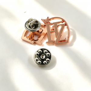 Pin de solapa de aleación de zinc al por mayor, broche de esmalte suave con logotipo personalizado para decoración de ropa - Product Image 1
