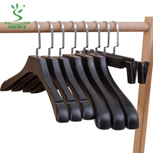 Molde de suspensión de plástico de hombro ancho para abrigos y trajes - Product Image 1