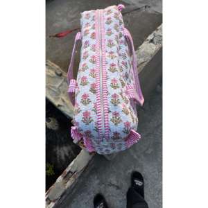 Sac de voyage matelassé en coton, fabriqué à la main avec un imprimé traditionnel, élégant, léger, durable et idéal pour les voyages de week-end - Product Image 1