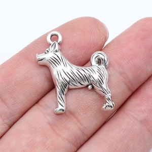 Colgante de Perro <span class=keywords><strong>Shiba</strong></span> Inu de Pie 25x23mm de Aleación de Zinc con Acabado Plata Antigua y Textura Peluda, Regalo para Mamá de Perro - Product Image 4