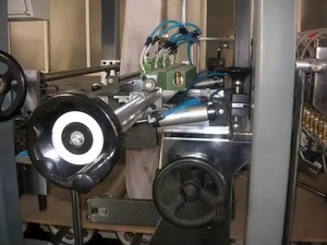 Machine d'enroulement de profilés à colle thermofusible PUR TUBF650B-PUR-II de 650 mm de large pour la lamination de profilés MDF, aluminium, PVC, UPVC - Product Image 3